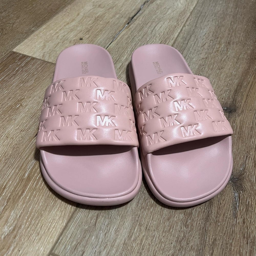Light pink finnie logo Michael Kors slides